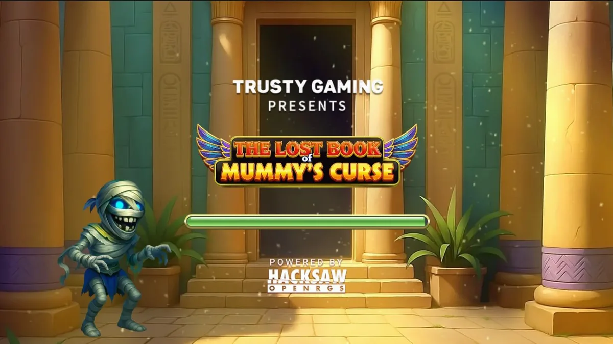 Mascote múmia alegre em um cenário de templo egípcio dourado no slot The Lost Book of Mummy’s Curse